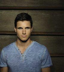 Robbie Amell